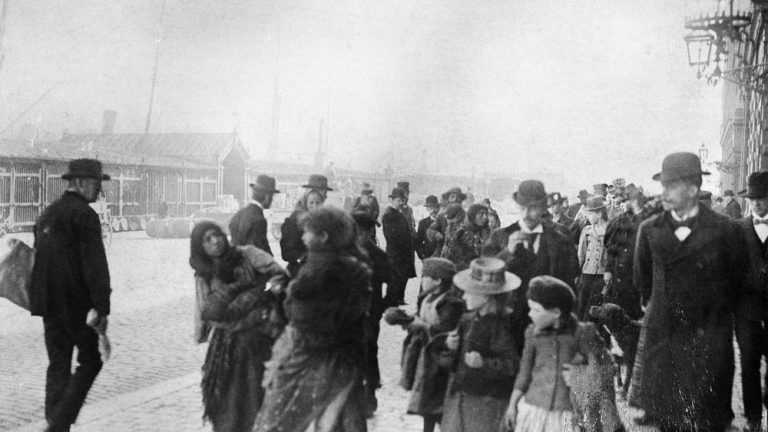 Personer på en gata i Stockholm kring år 1900