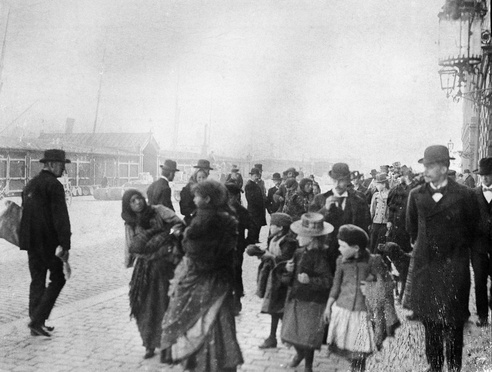 Personer på en gata i Stockholm kring år 1900